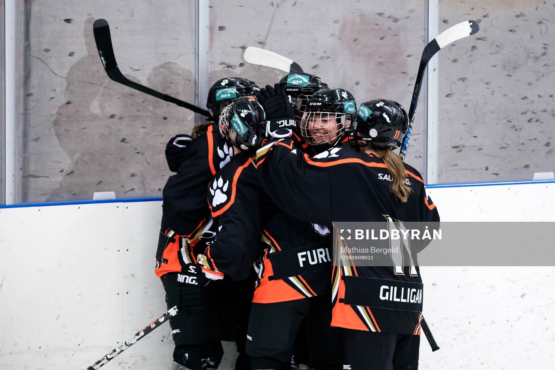 s spelare jublar med Genevieve Bannon som gjort 2-4-målet