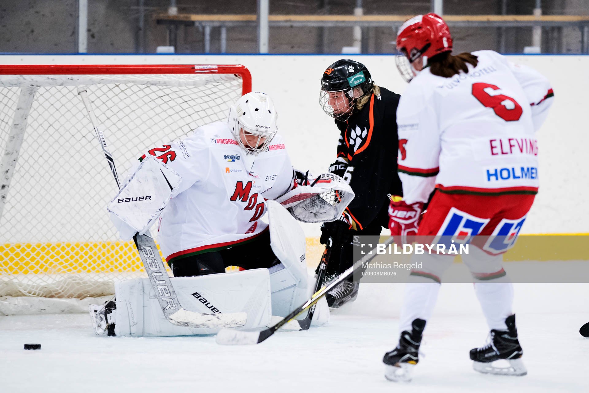 Modos målvakt Sara Berglind räddar ett läge från
