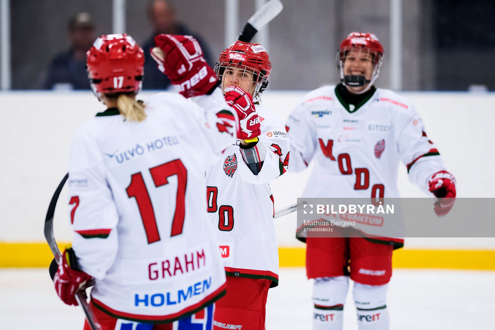 Modos Erika Grahm jublar med målskytten till 3-5 Michela