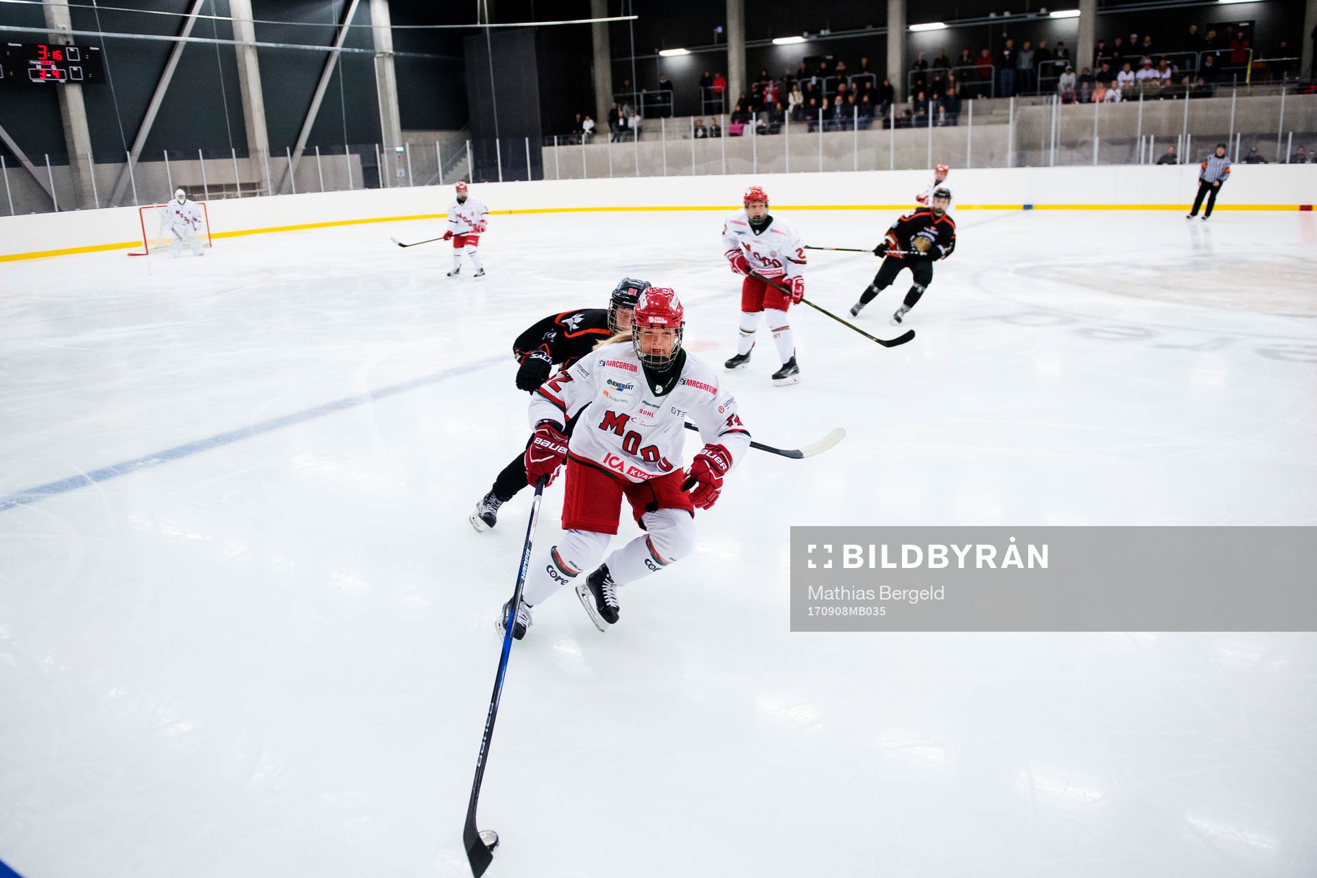 s Tawnya Guindon och Modos Mina Waxin