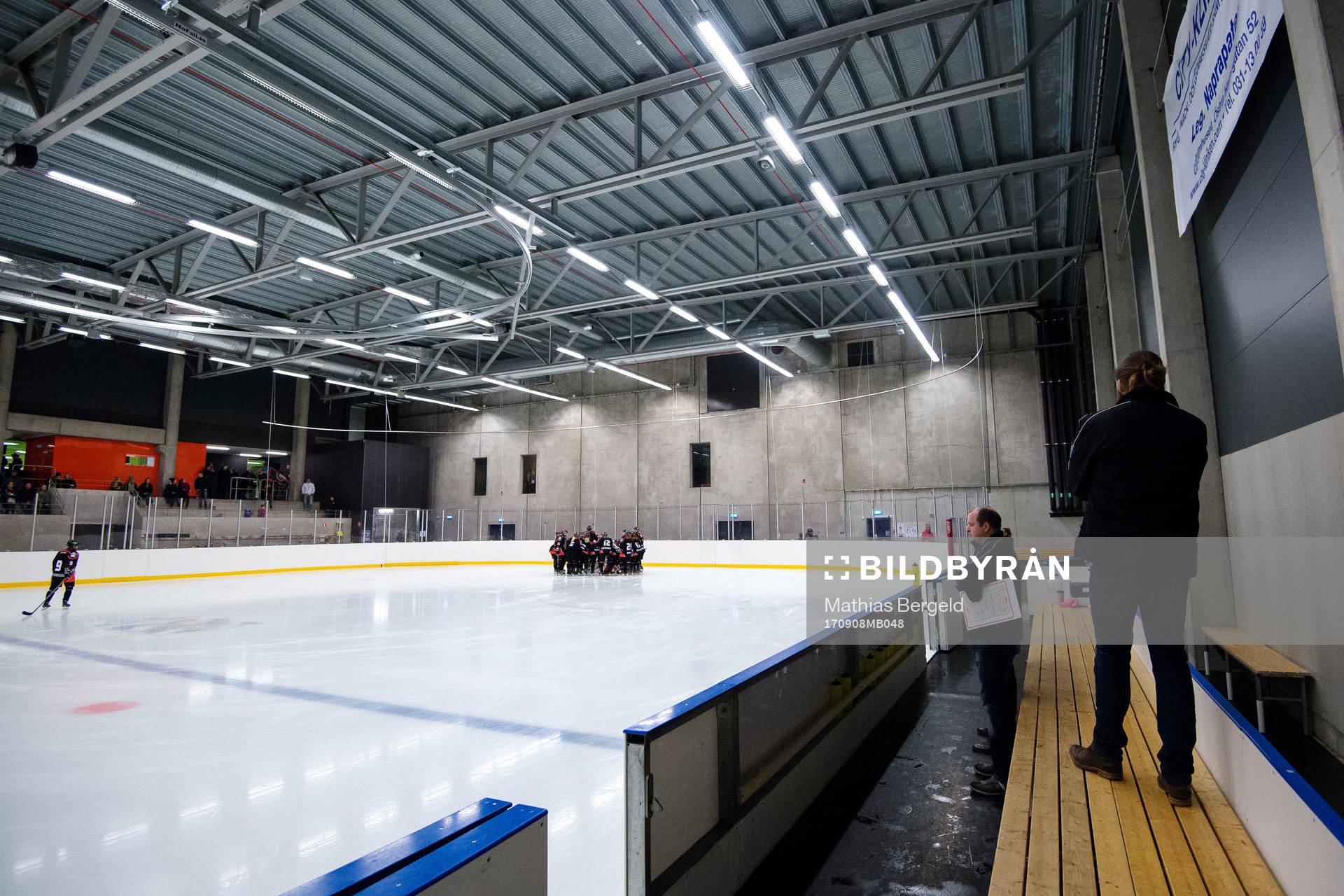 s spelare samlas framför mål och tränare Jimmy Johansson