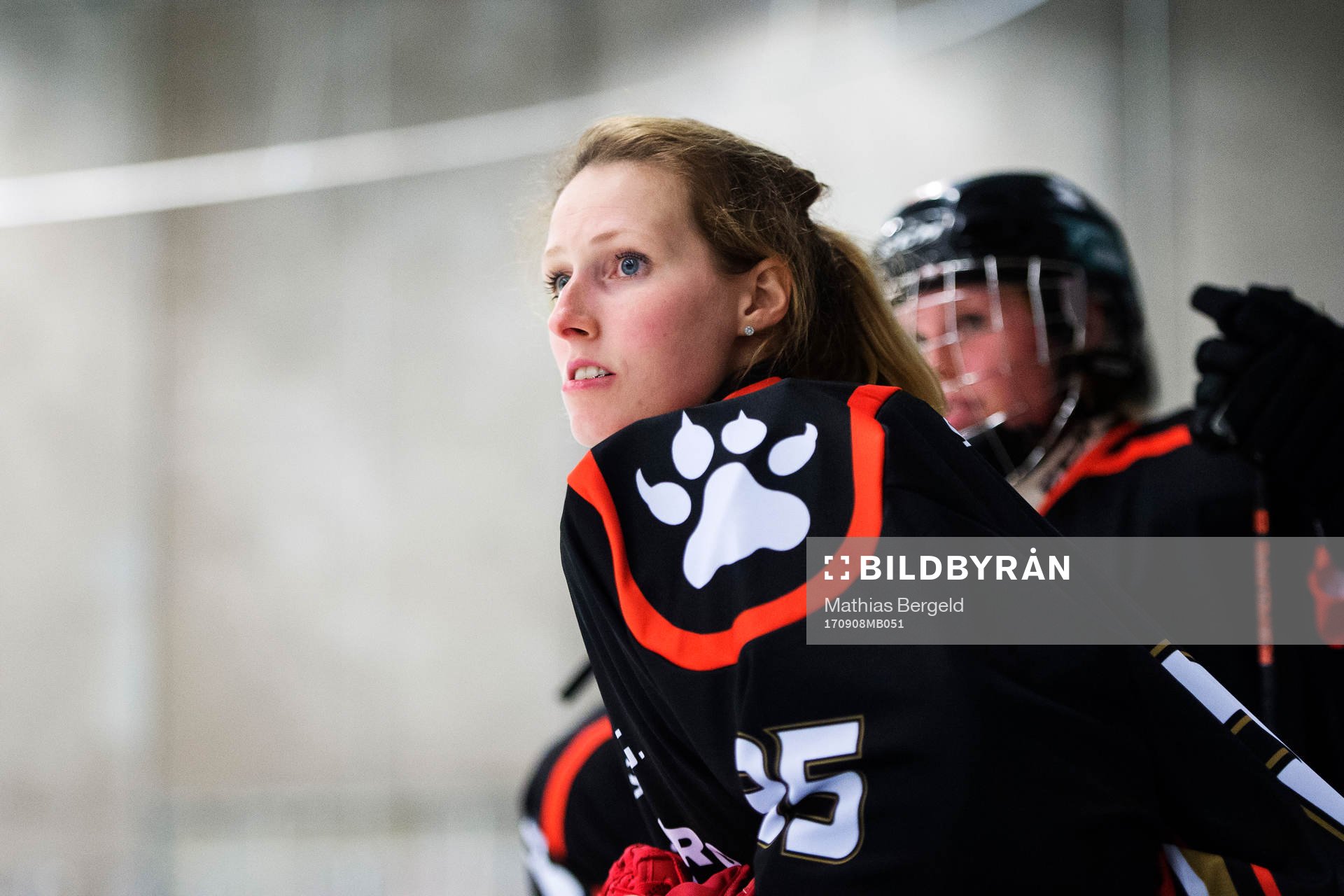 s målvakt Jule Flötgen utan hjälm i båset