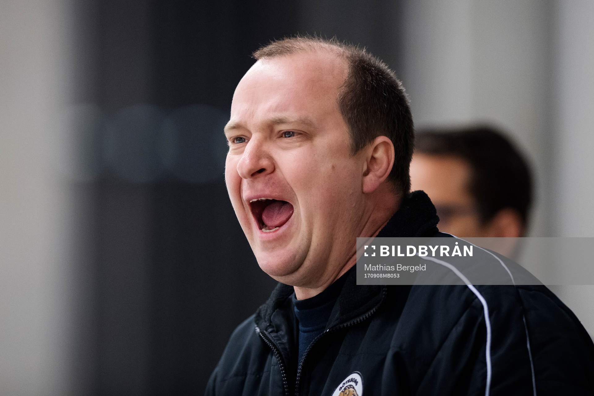 s tränare Jimmy Johansson reagerar