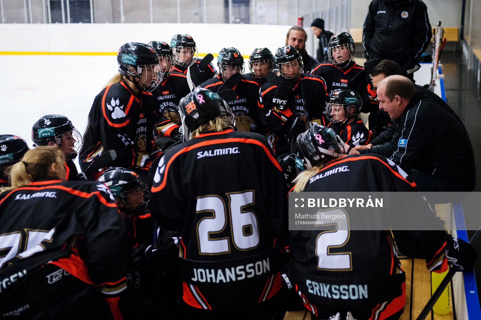 s tränare Jimmy Johansson instruerar spelarna vid en