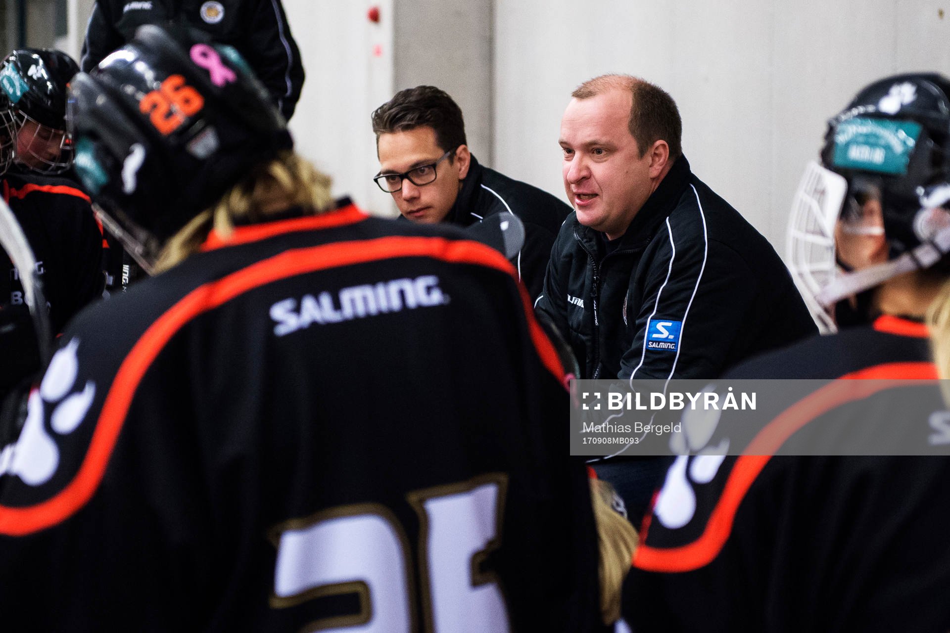 s tränare Jimmy Johansson instruerar spelarna vid en