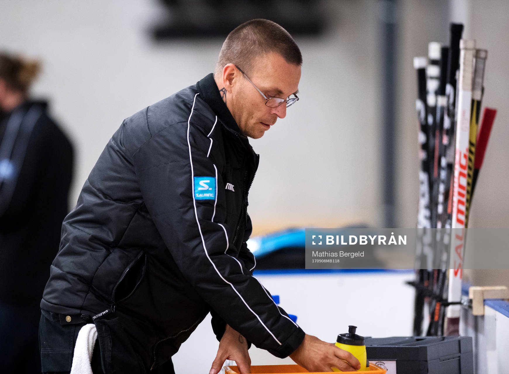 s materialförvaltare Stefan Karlsson ställer