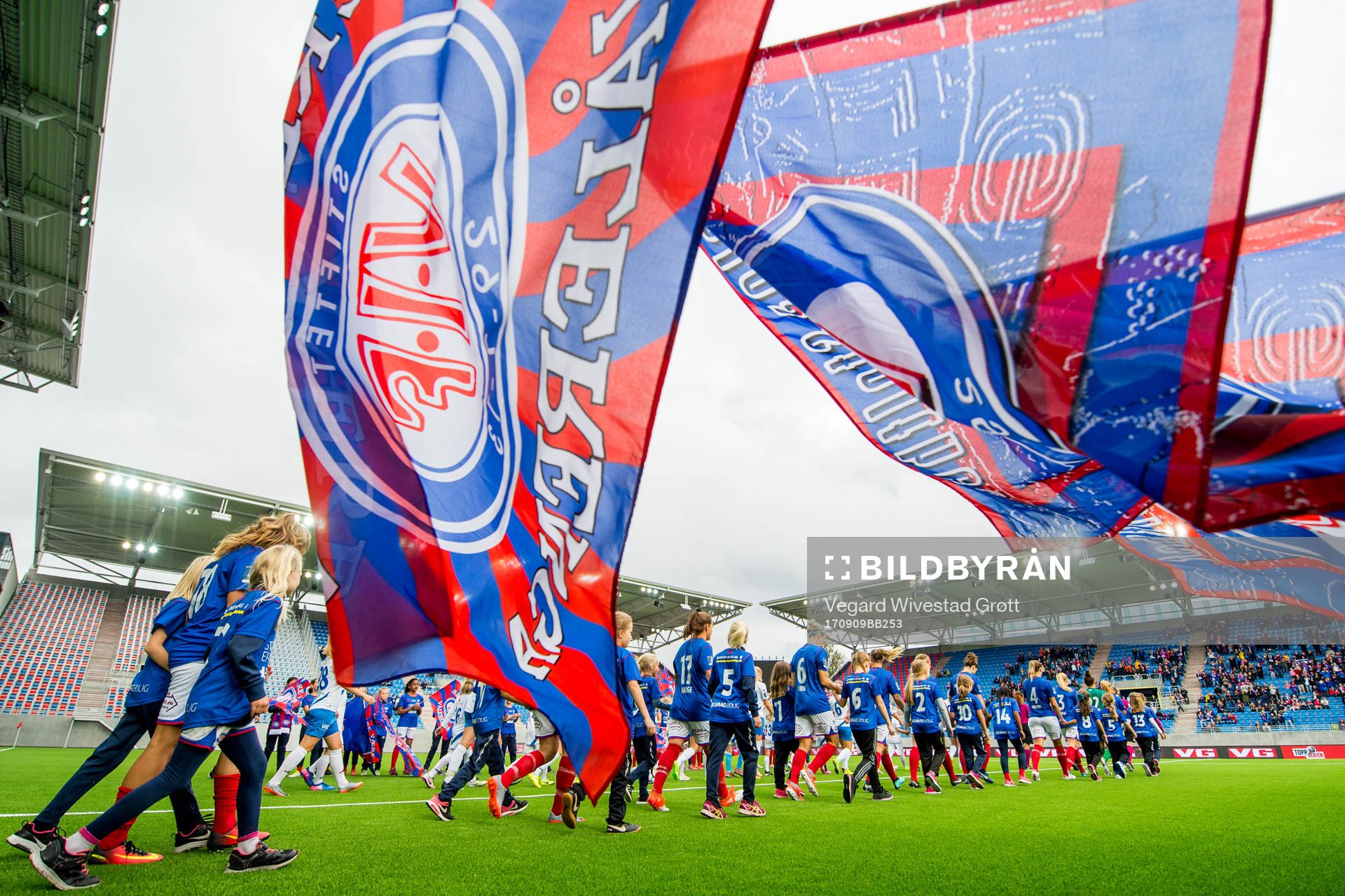 Players of Vålerenga enter the pitch