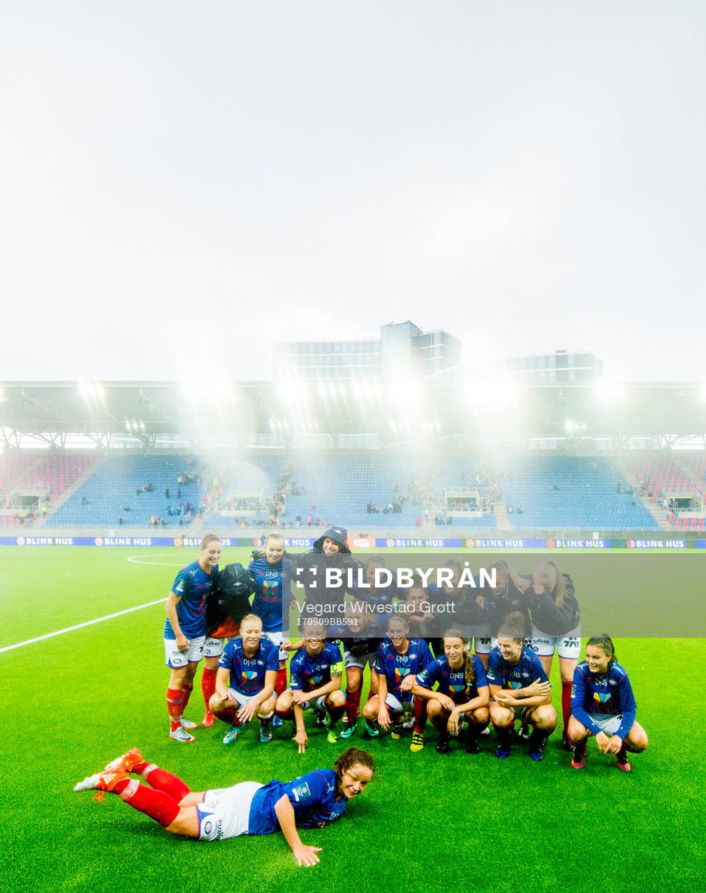 The players of Vålerenga celebrate their 2-0 win after the Toppserien match between Vålerenga and Kolbotn on September 9, 2017 in Oslo.