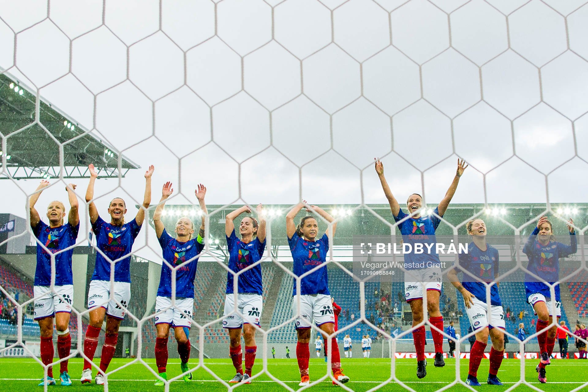 The players of Vålerenga celebrate their 2-0 win