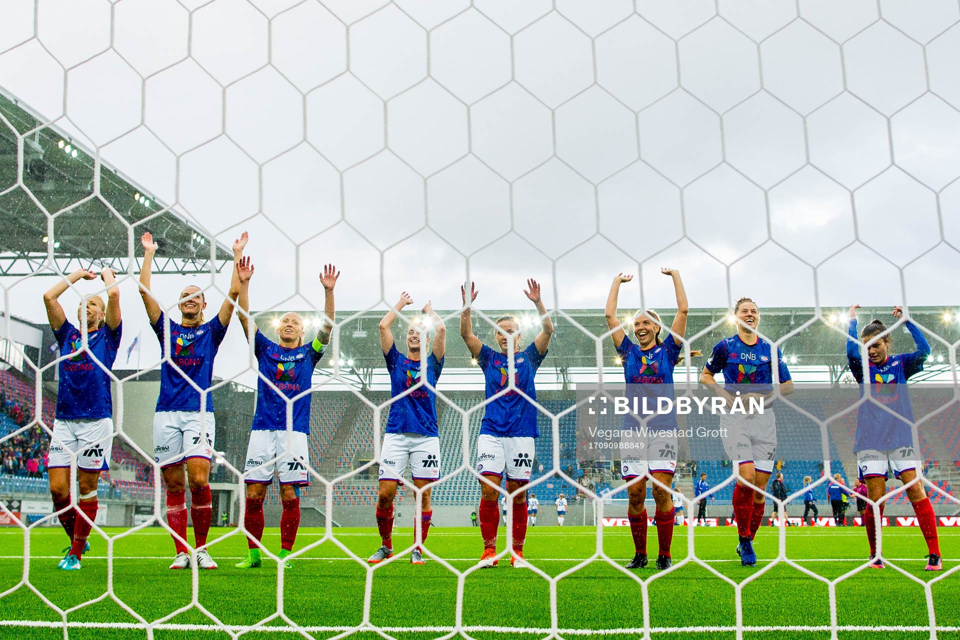 The players of Vålerenga celebrate their 2-0 win