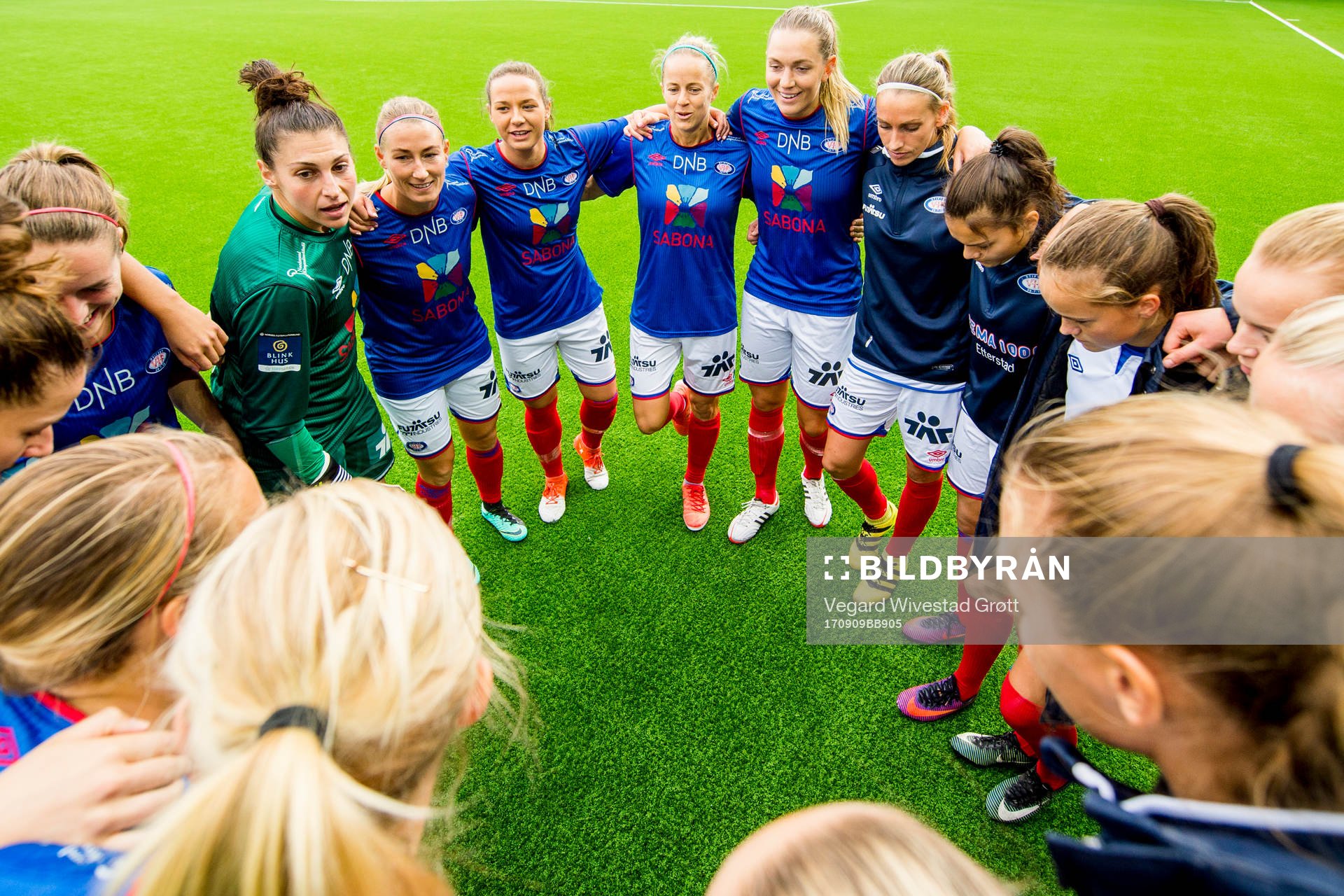 Players of Vålerenga gather in a circle