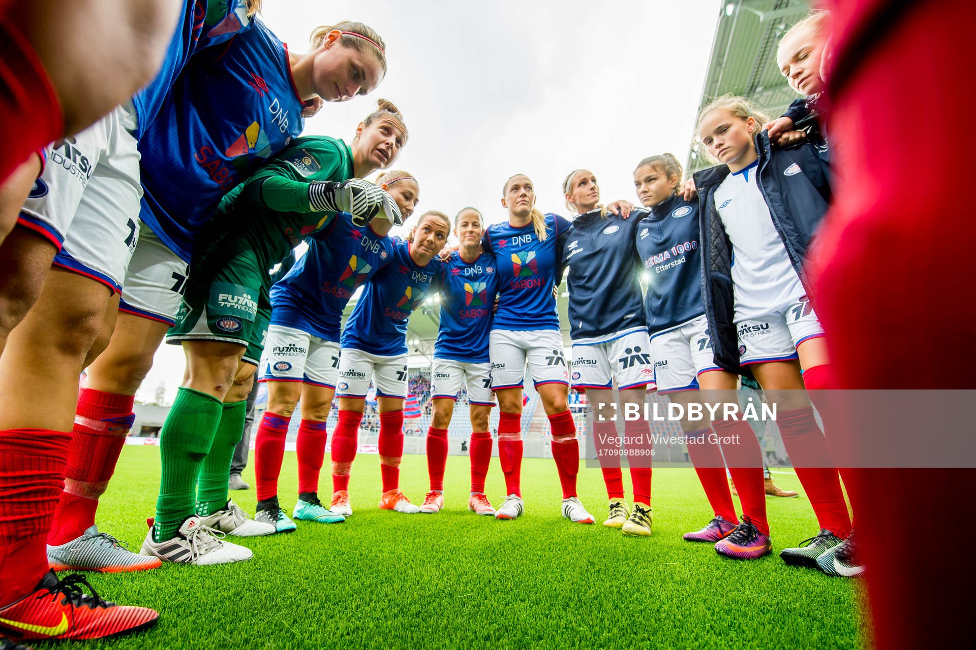 Players of Vålerenga gather in a circle
