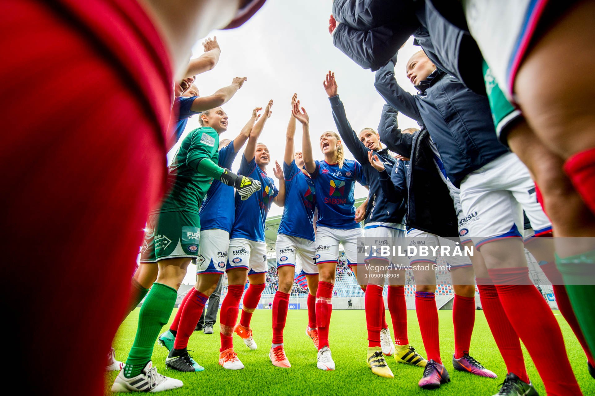 Players of Vålerenga gather in a circle