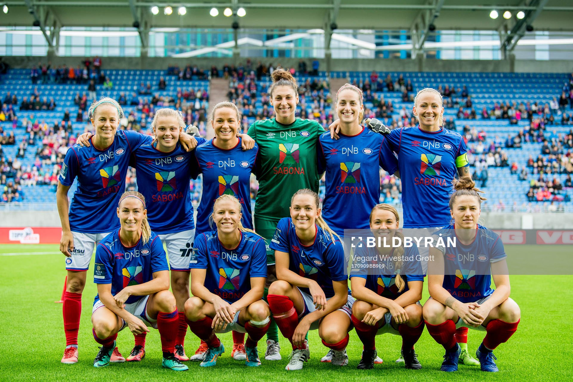 Vålerenga's starting eleven pose for a team photo