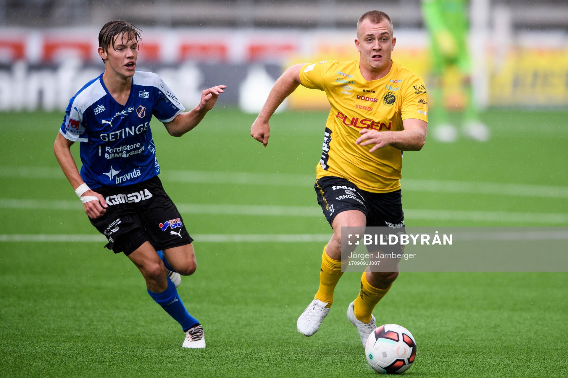 Elfsborgs Noel Jonsson och Halmstads Taylor Silverholt