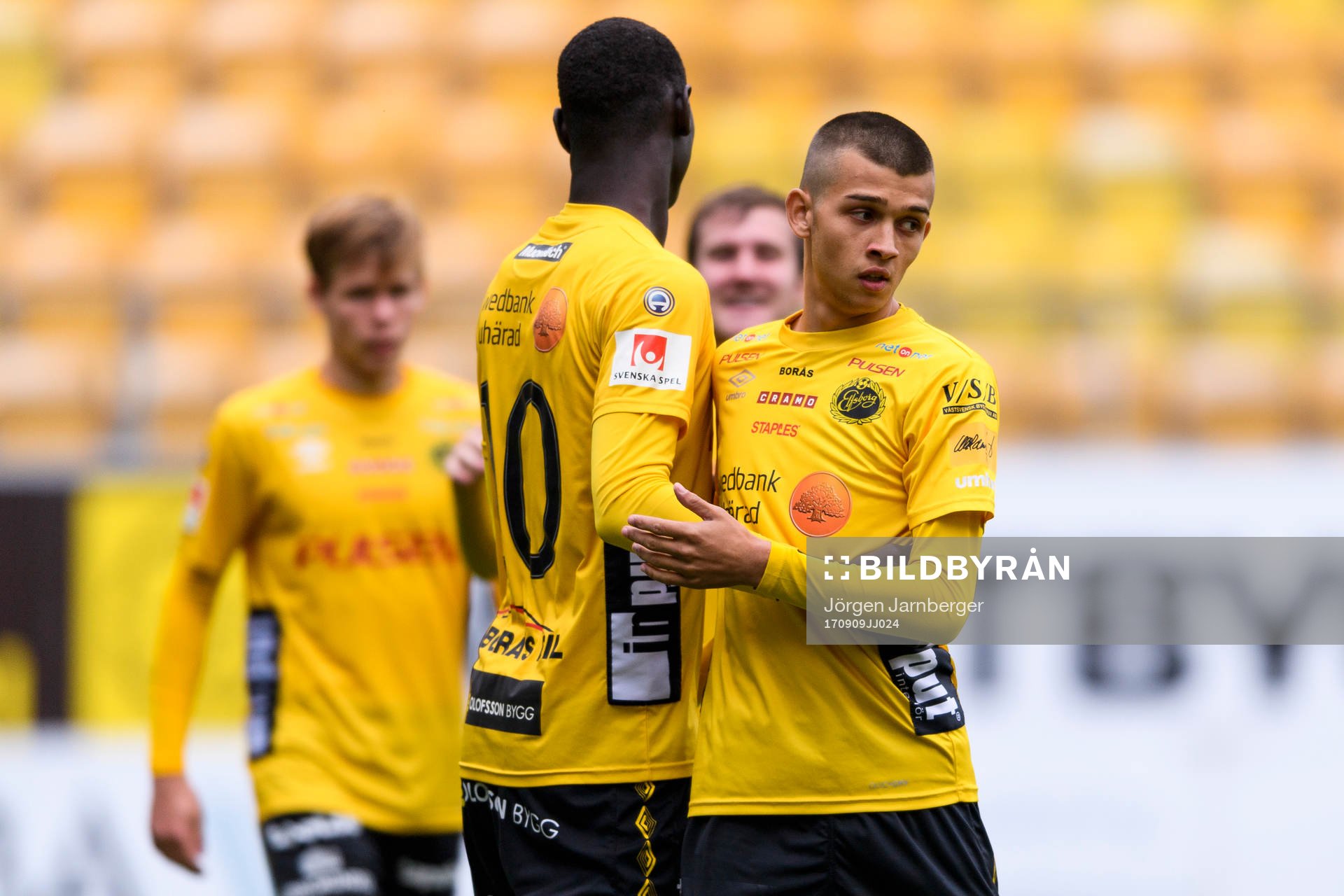 Elfsborgs Danijel Ramadanovic klappar om Marokhy Ndione (#10) efter 1-0 under fotbollsmatchen i U19 Allsvenskan mellan Elfsborg och Halmstad den 9 september 2017 i Borås.