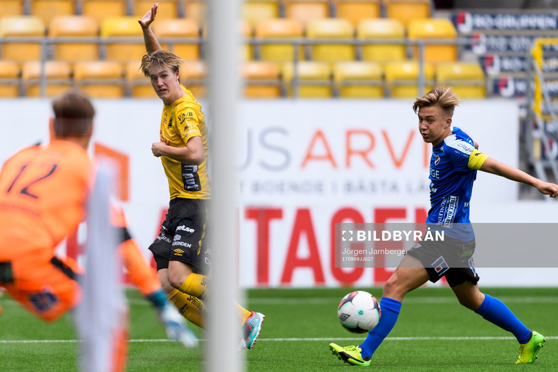 Elfsborgs Hugo Svensson och Halmstads Victor Strandahl under fotbollsmatchen i U19 Allsvenskan mellan Elfsborg och Halmstad den 9 september 2017 i Borås.