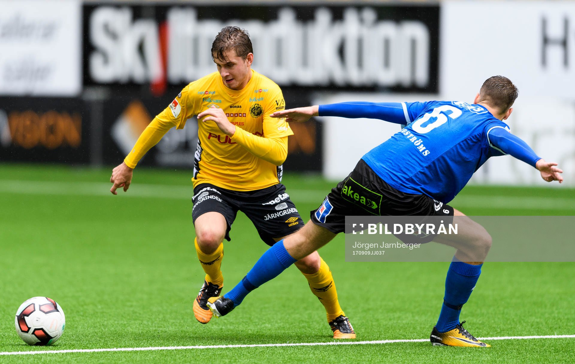 Elfsborgs Filip Varenhed och Halmstads Lucas Mathisen (rygg