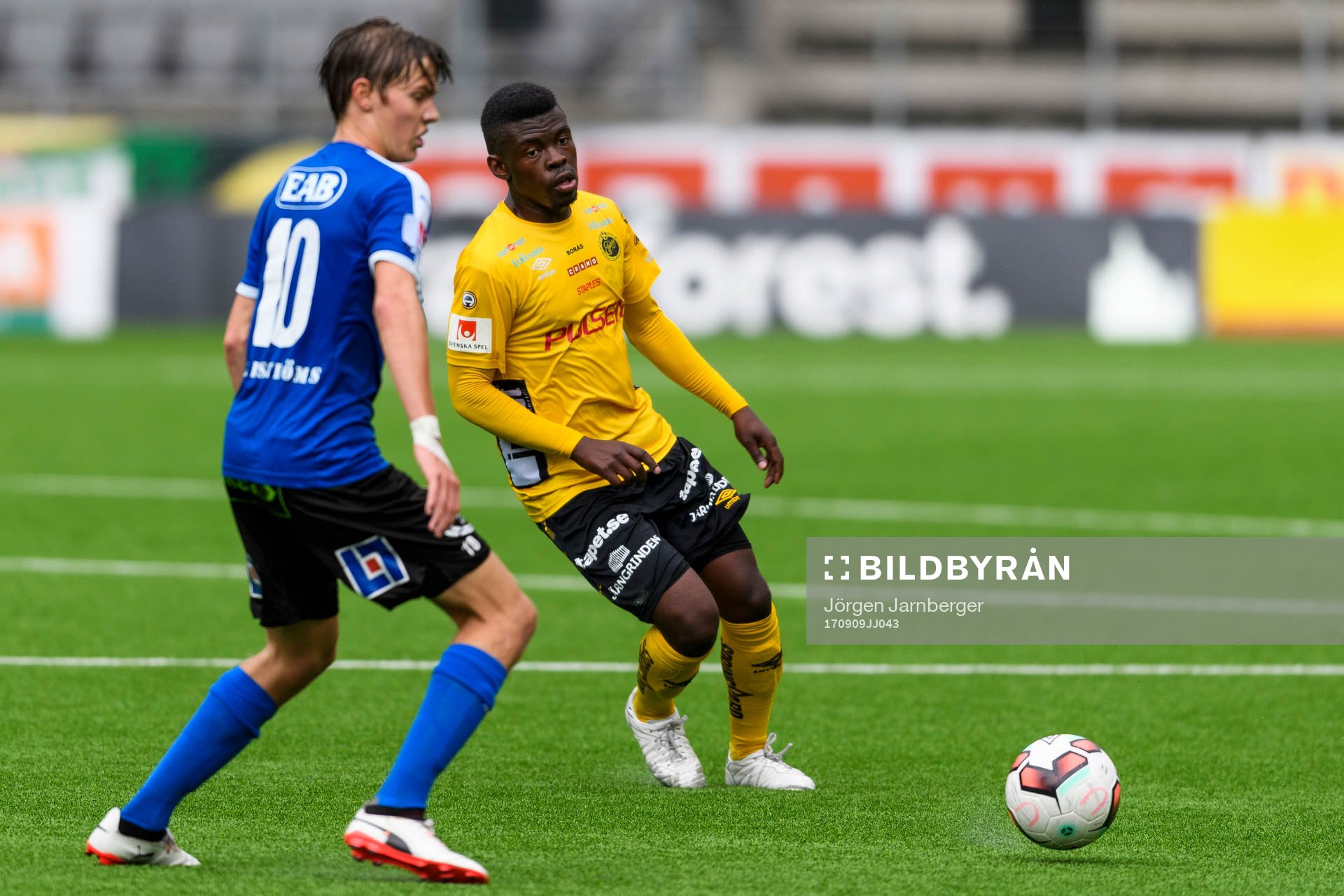 Elfsborgs Chris Makindu och Halmstads Taylor Silverholt