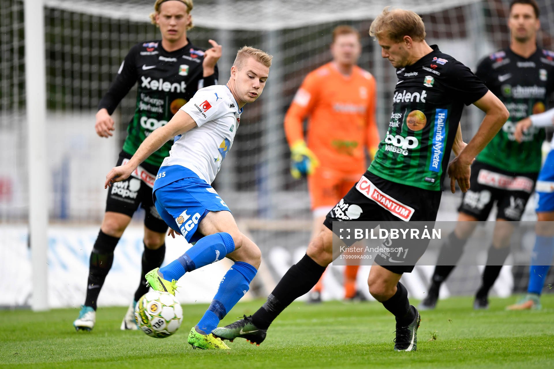 Värnamos Freddy Winst i kamp om bollen med Varbergs Jakob