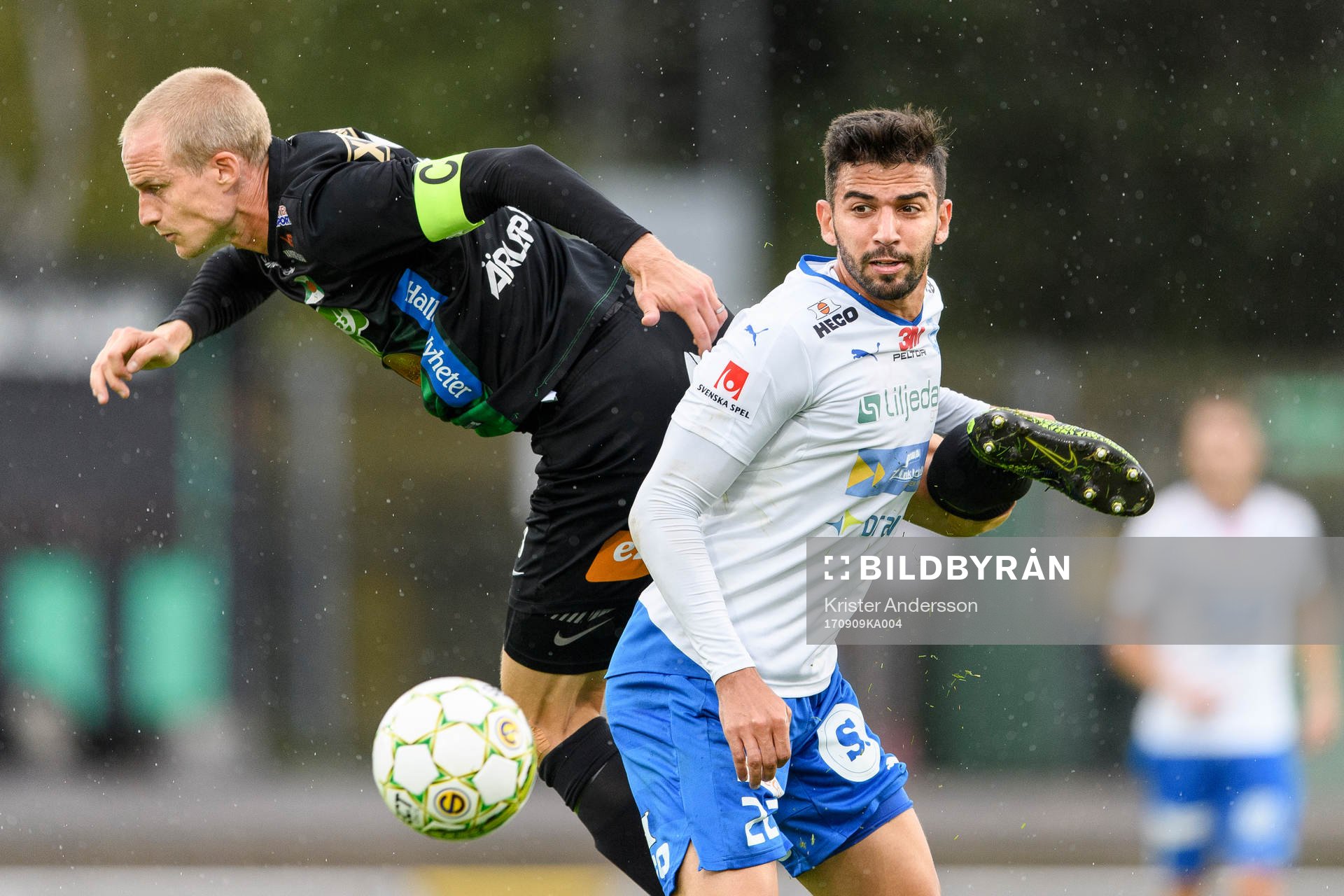 Varbergs Pär Asp och Värnamos Paulo Marcelo Souza Alves under fotbollsmatchen i Superettan mellan Varberg och Värnamo den 9 september 2017 i Varberg.