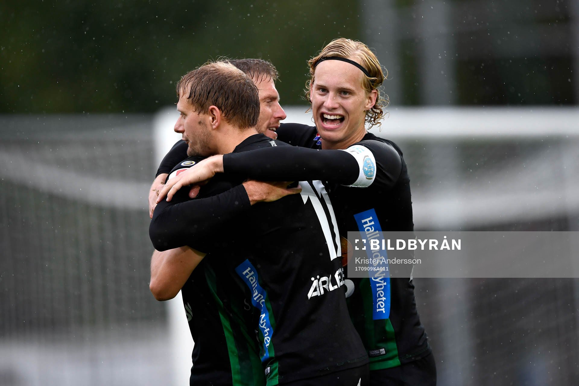 Varbergs Karl Söderström jublar med Jakob Olsson och