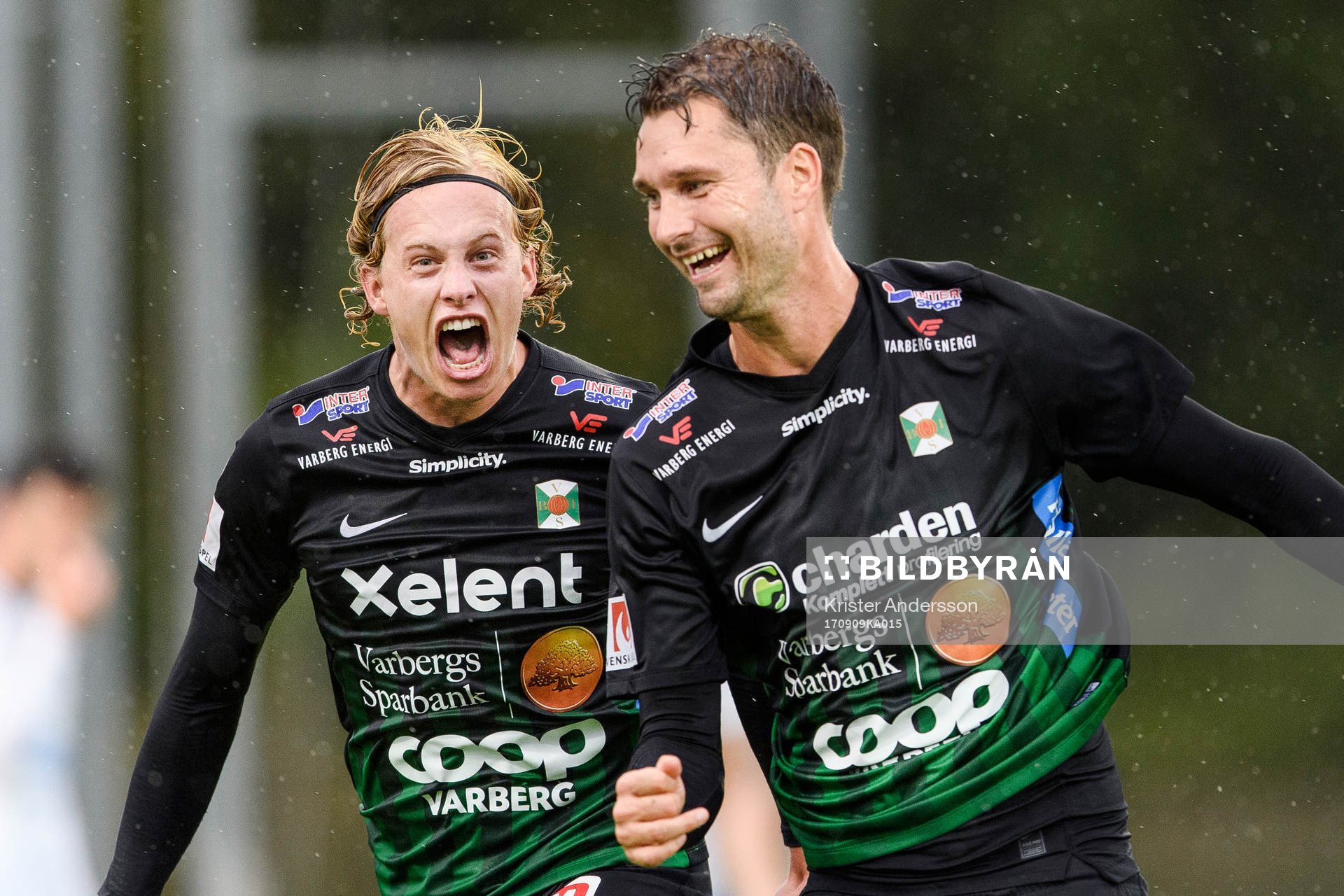 Varbergs Peter Nyström (h) har gjort 2-1 och jublar