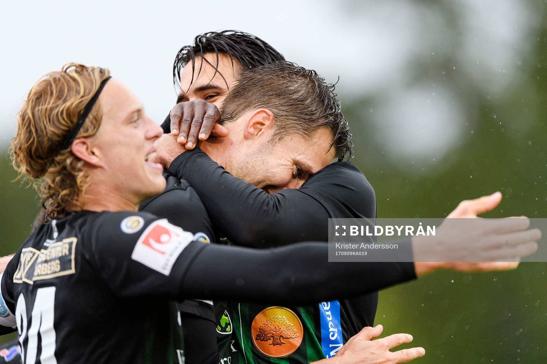 Varbergs Peter Nyström (mitten) jublar