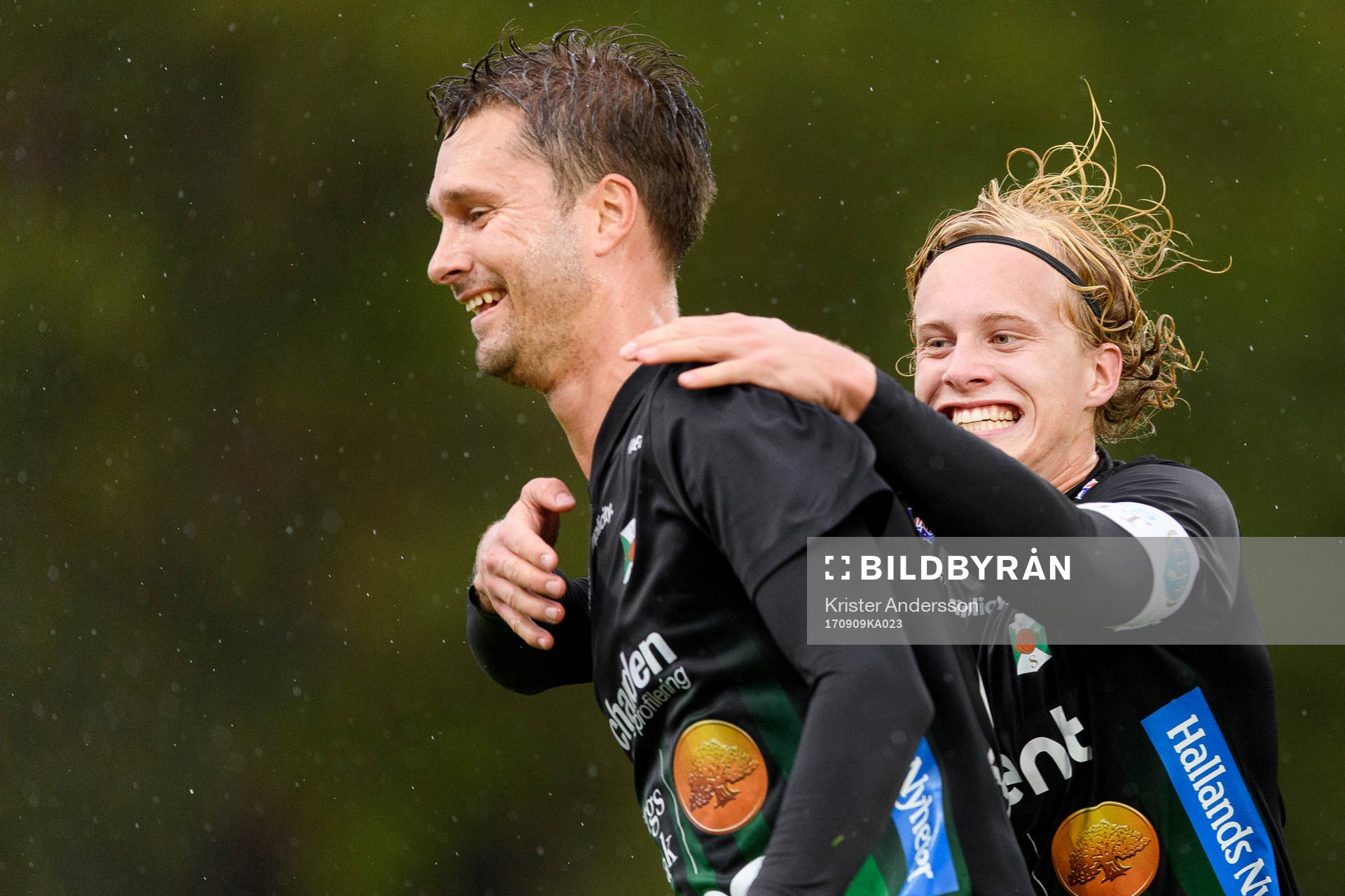 Varbergs Peter Nyström (v) har gjort 2-1 och jublar