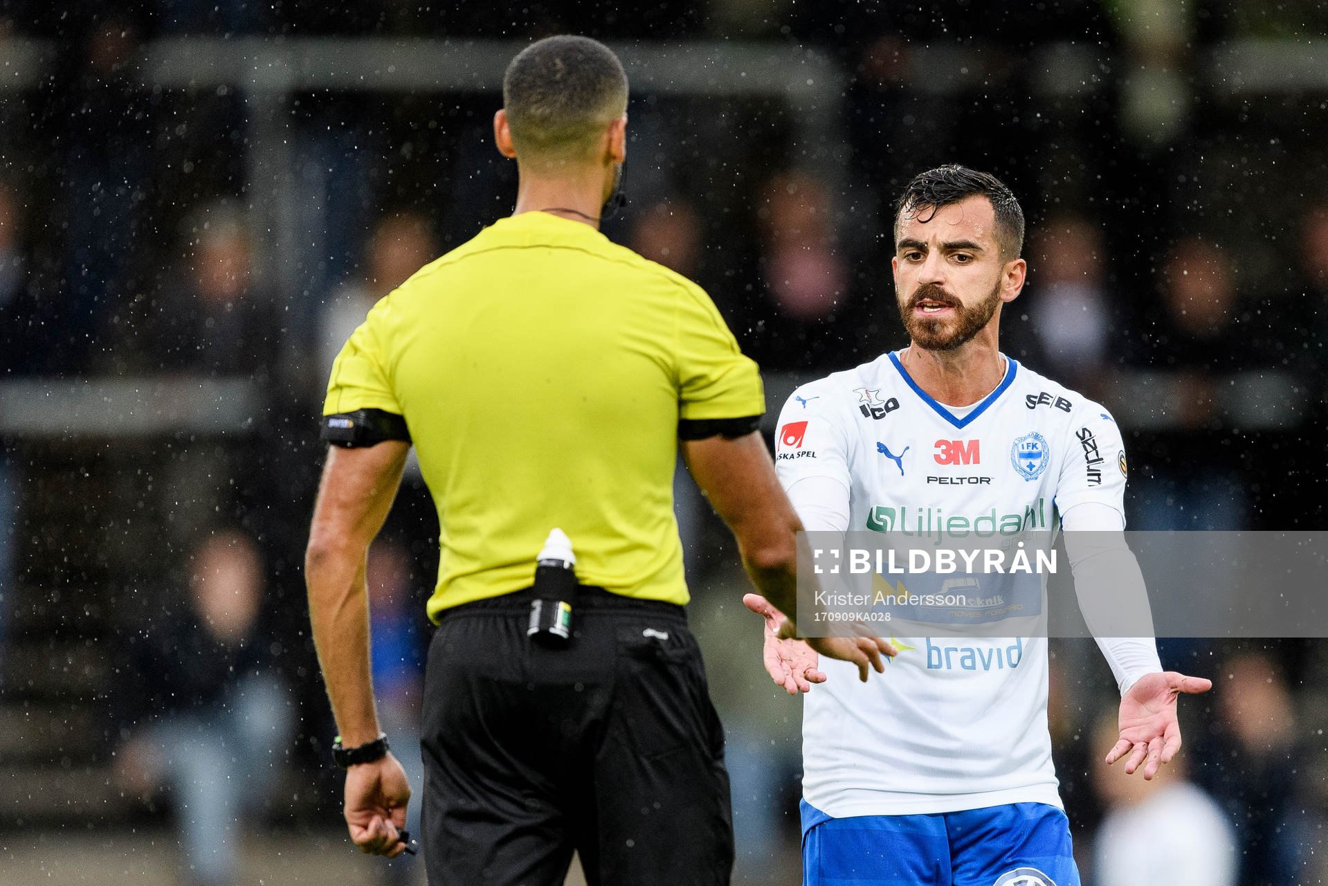 Värnamos Liridon Silka reagerar på domare Farouk Nehdi under fotbollsmatchen i Superettan mellan Varberg och Värnamo den 9 september 2017 i Varberg.