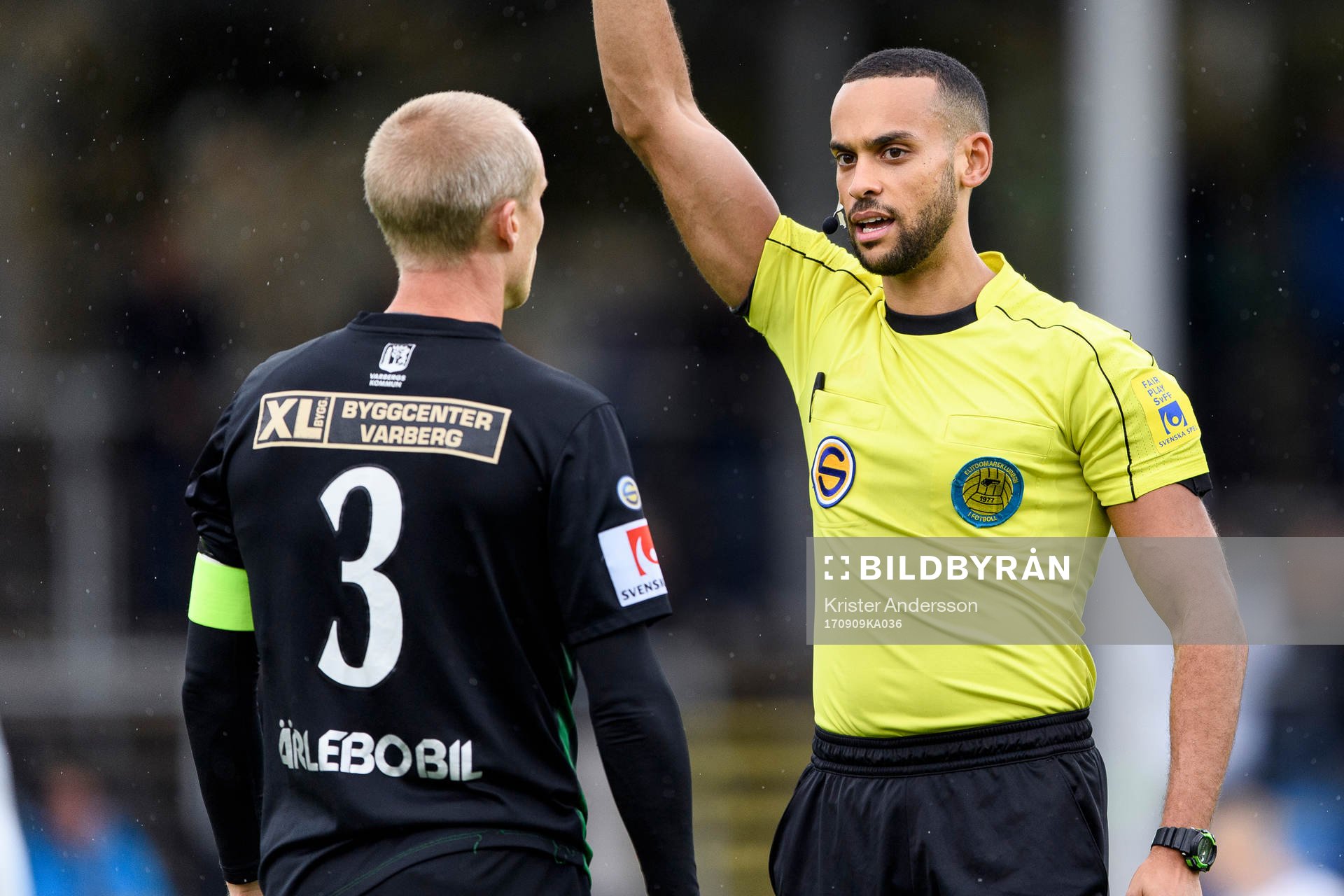 Varbergs Pär Asp får gult kort av domare Farouk Nehdi