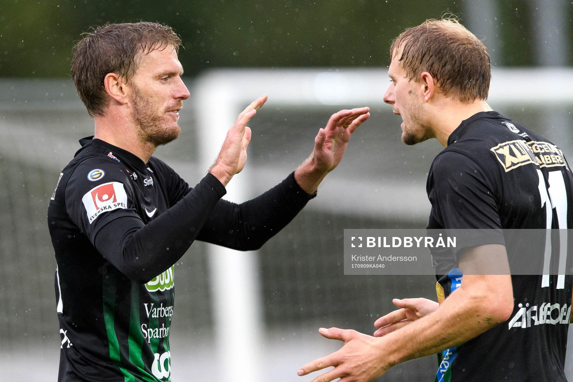 Varbergs Karl Söderström (v) jublar
