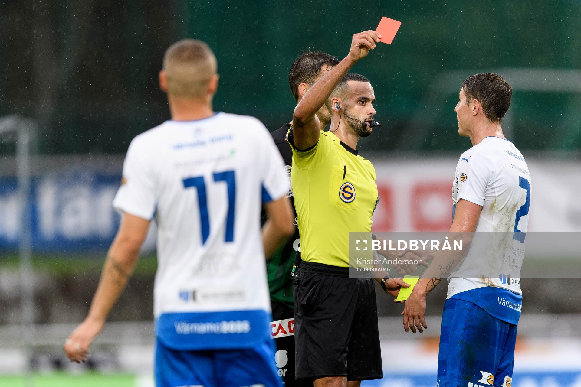 Värnamos Fredrik Lundgren får rött kort av domare Farouk