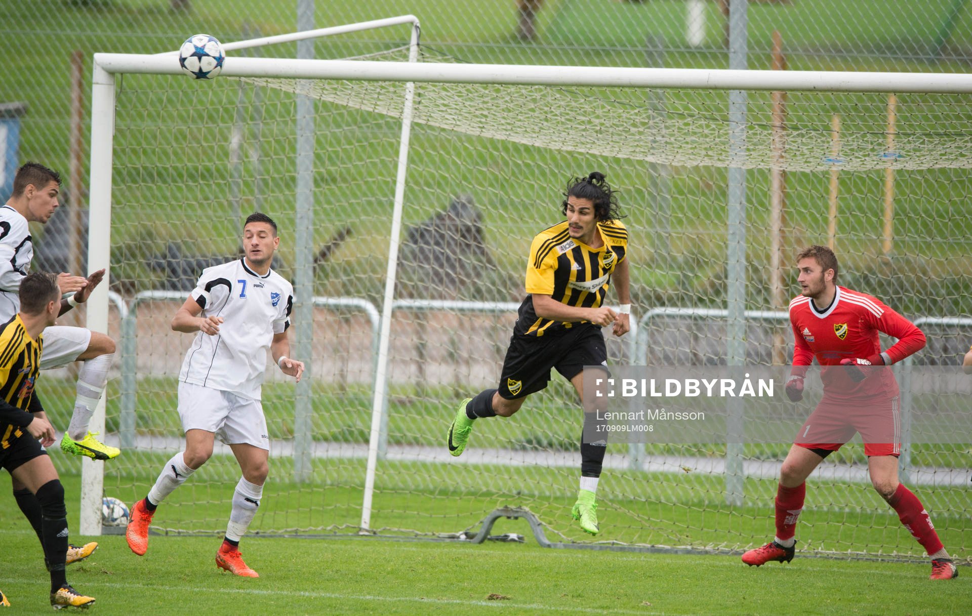 IFK Hässleholms Ameer Naseer i matchen i division 2 mellan