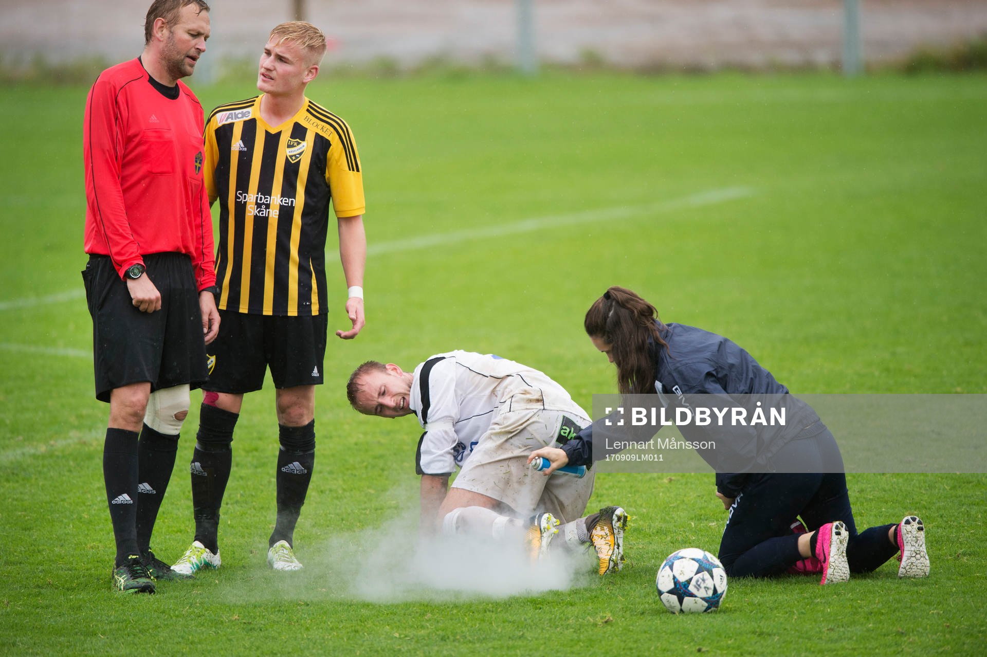 En IFK Malmö-spelare får behandling i matchen i division