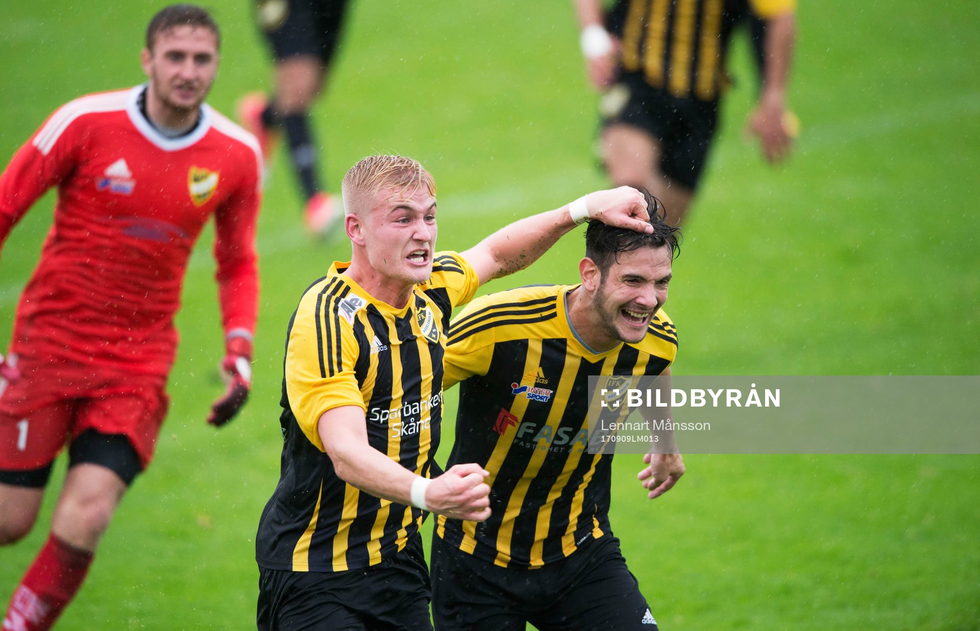 IFK Hässleholms Linus Svensson har kvitterat till 2-2 och