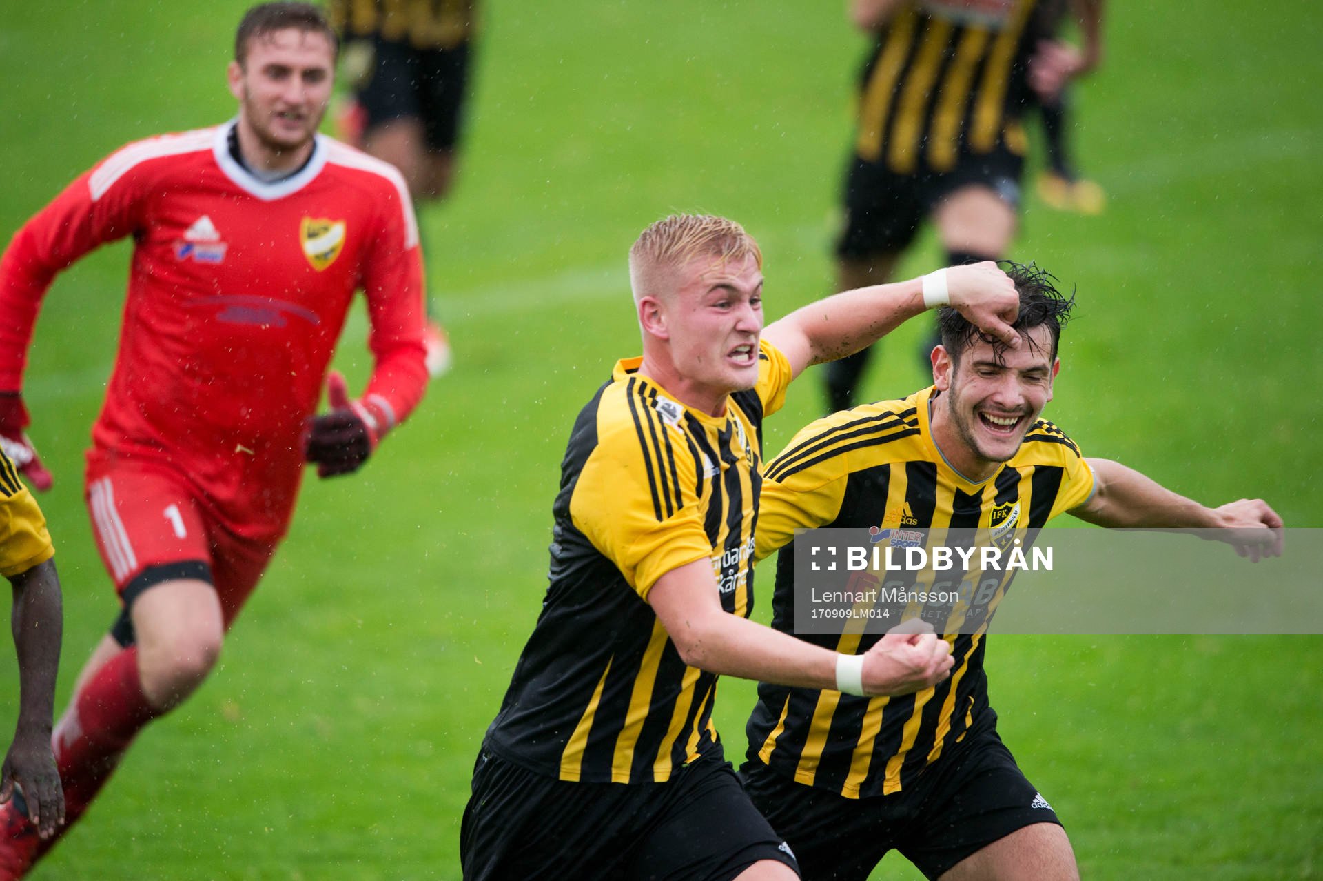 IFK Hässleholms Linus Svensson har kvitterat till 2-2 och