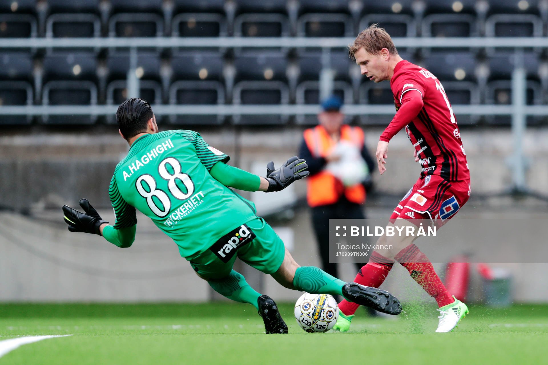 AFC Eskilstunas målvakt Alireza Haghighi och Östersunds