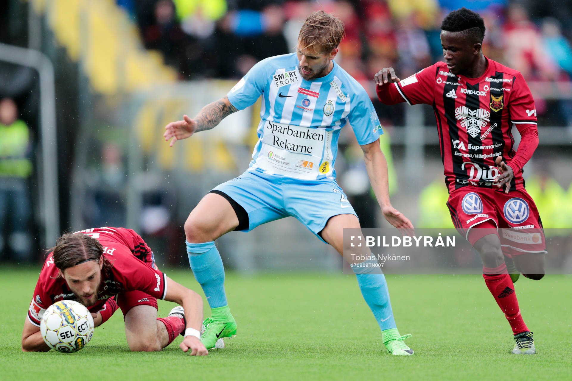 Östersunds Tom Pettersson och Frank Arhin i kamp med AFC Eskilstunas Daniel Björnqvist under fotbollsmatchen i Allsvenskan mellan Östersund och AFC Eskilstuna den 9 september 2017 i Östersund.