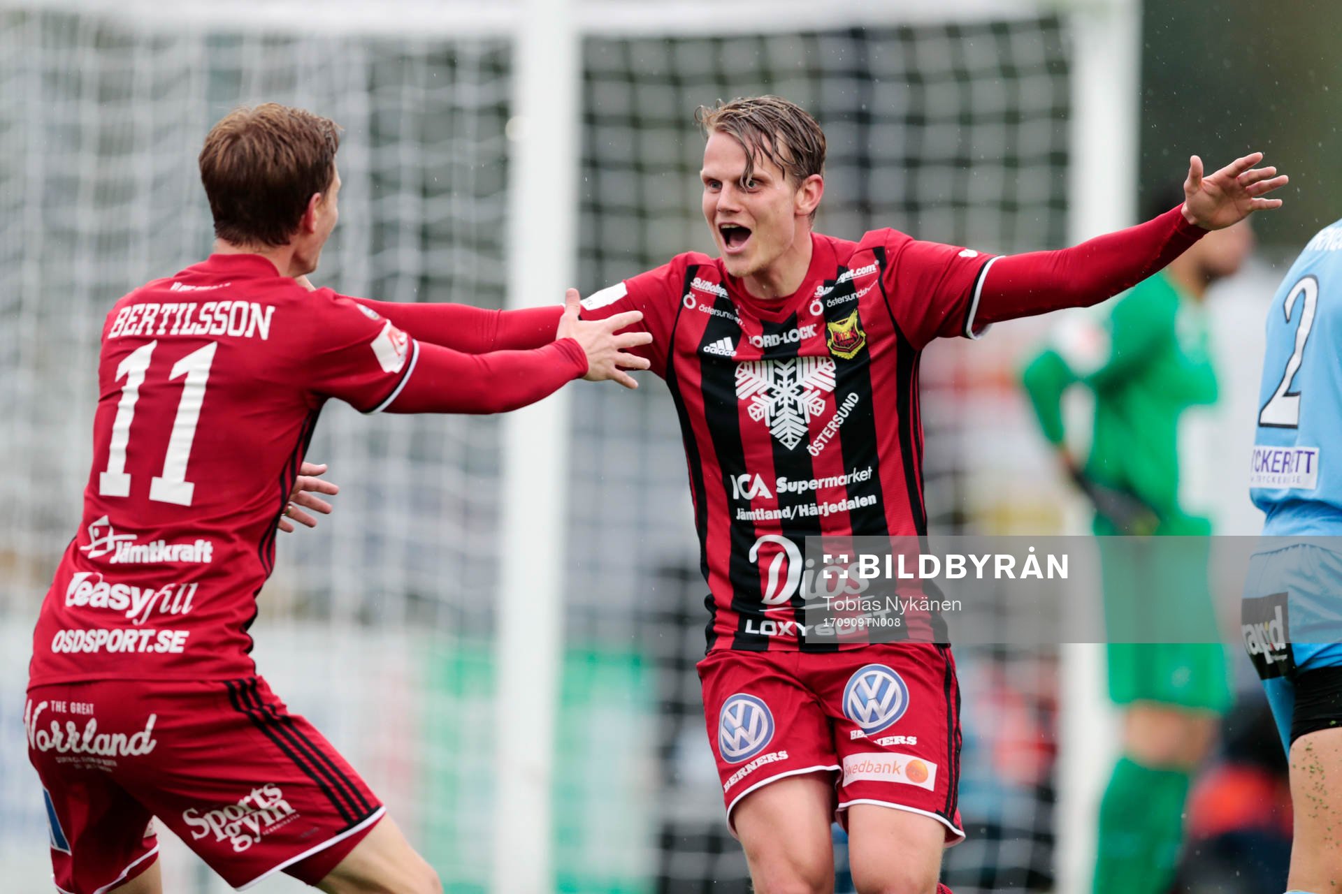 Östersunds Johan Bertilsson jublar med Tim Björkström