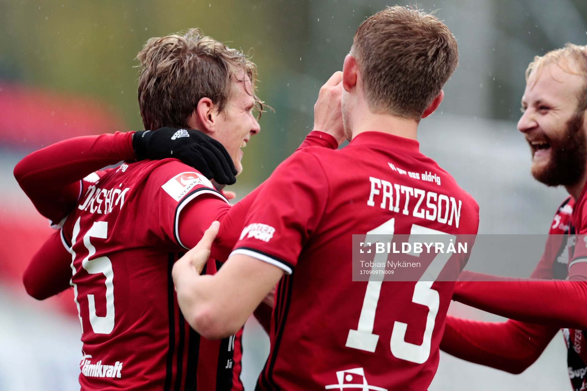Östersunds målskytt till 1-0 Tim Björkström jublar med