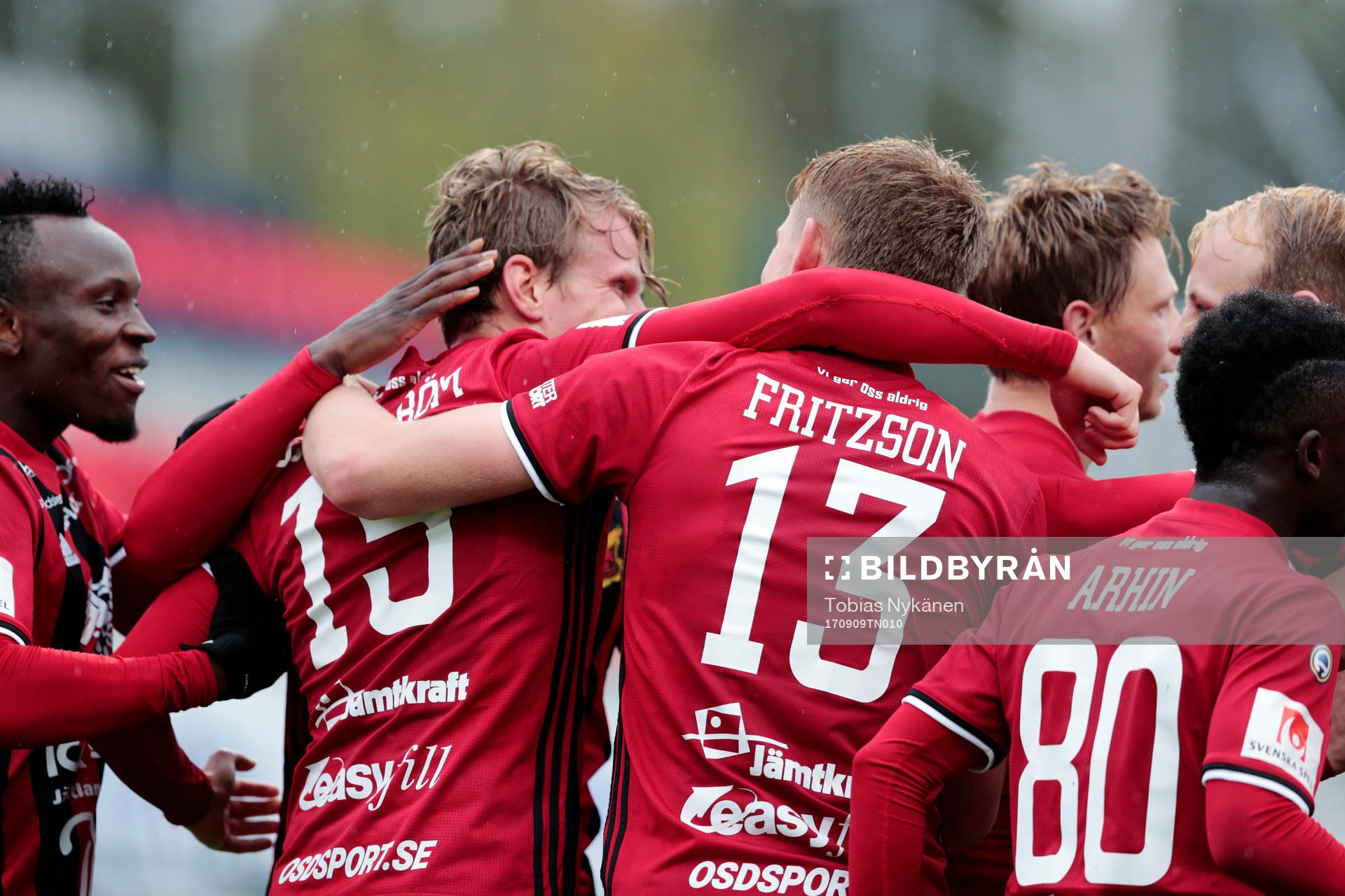 Östersunds målskytt till 1-0 Tim Björkström jublar med Ludvig Fritzon under fotbollsmatchen i Allsvenskan mellan Östersund och AFC Eskilstuna den 9 september 2017 i Östersund.