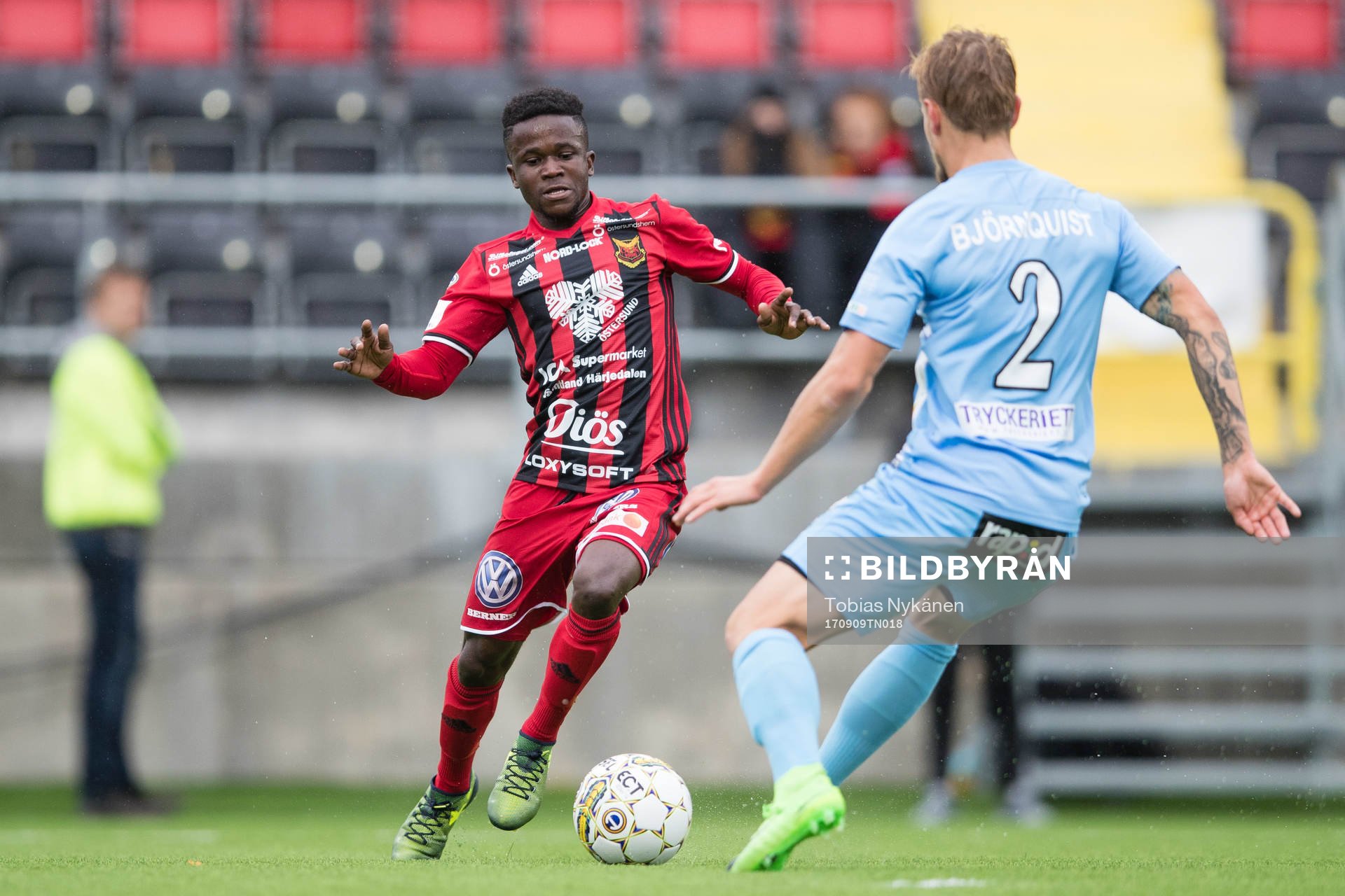 Östersunds Frank Arhin mot AFC Eskilstunas Daniel