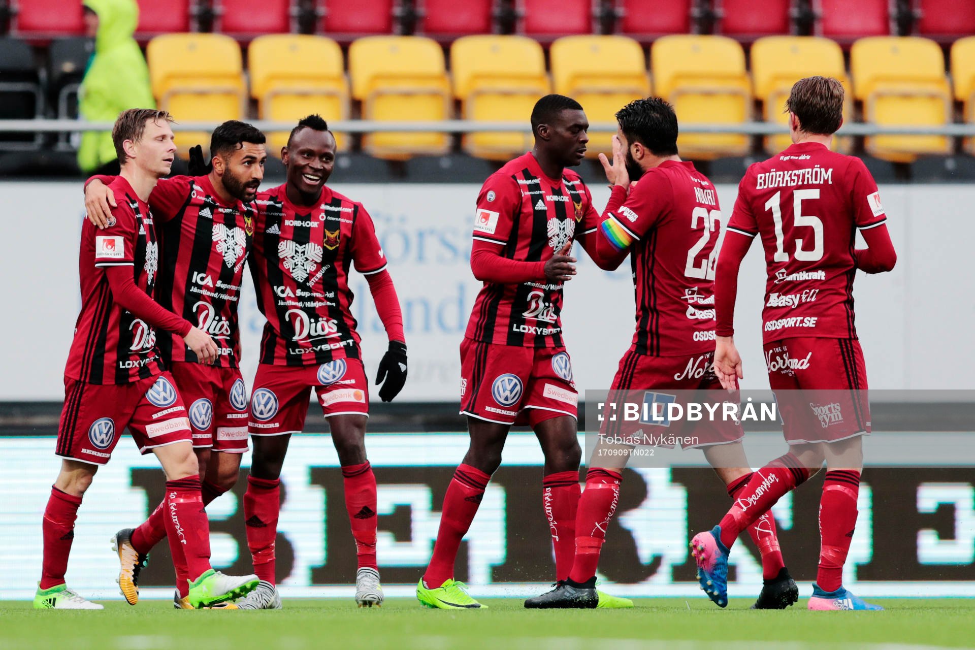 Östersunds Saman Ghoddos jublar med lagkamrater