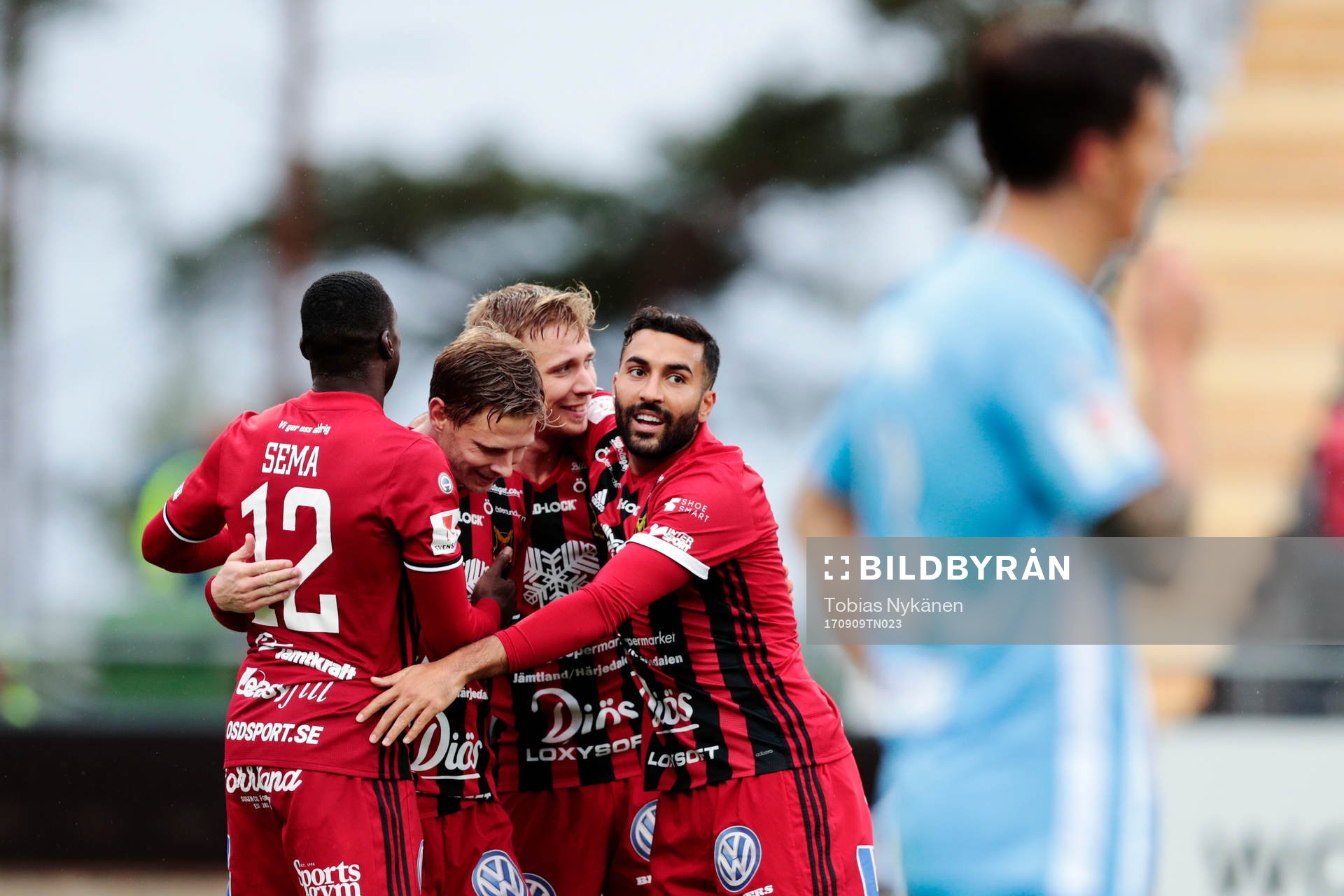 Östersunds Ken Sema och Saman Ghoddos jublar med Johan