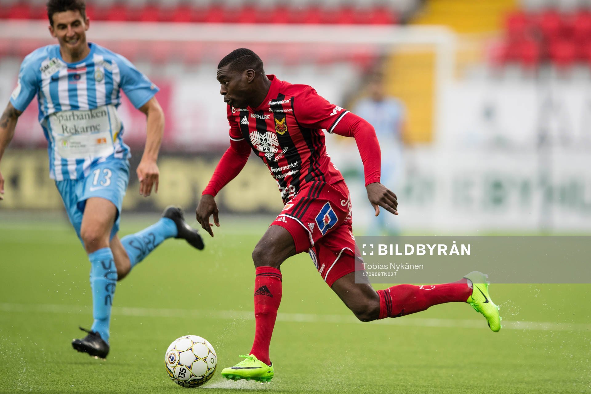 Östersunds Ken Sema mot AFC Eskilstunas Thomas Piermayr