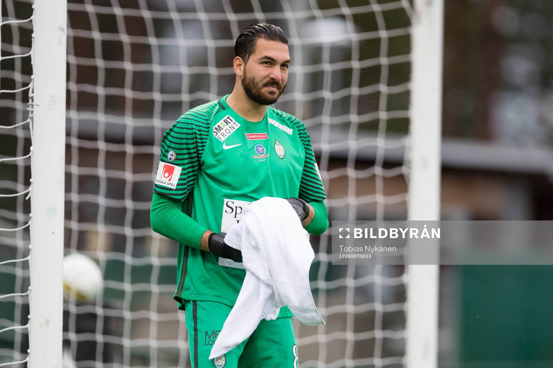 AFC Eskilstunas målvakt Alireza Haghighi  deppar