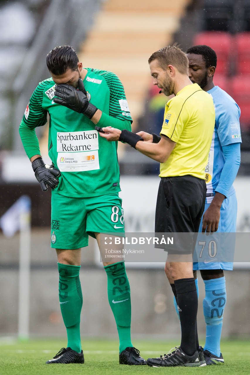 AFC Eskilstunas målvakt Alireza Haghighi skadar sig