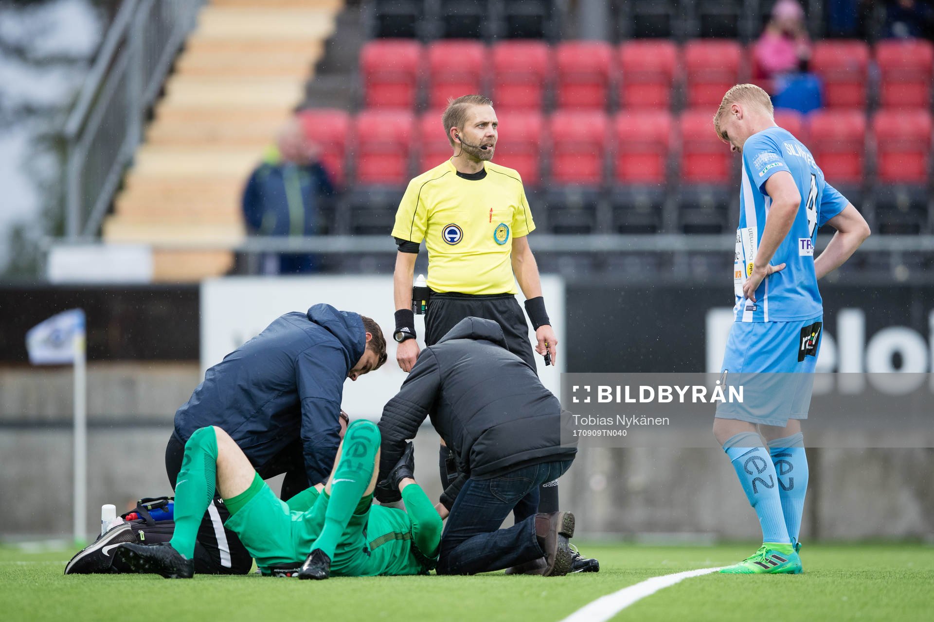 AFC Eskilstunas målvakt Alireza Haghighi skadar sig