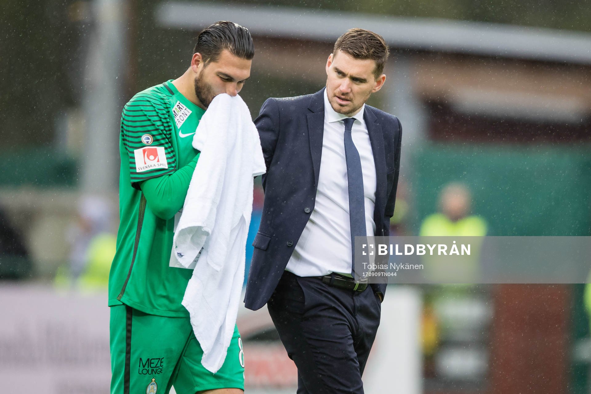 AFC Eskilstunas tränare Michael Jolley kollar till